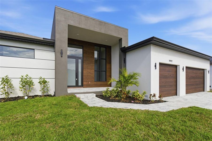 Exterior details and patio area of a home in , Port Charlotte (Image 3).