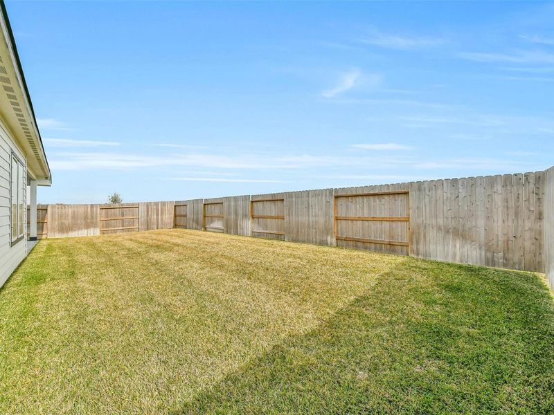 Exterior details and patio area of a home in Lago Mar, Texas City (Image 26).