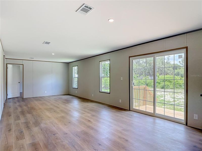 Spacious, unfurnished interior of a new home in , Deland (Image 24).