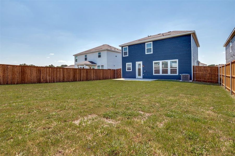 Exterior details of a home in Cottonwood Creek, Seagoville (Image 4).