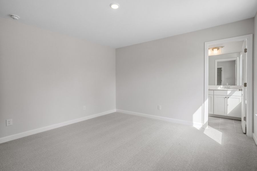 Spacious, unfurnished interior of a new home in Georgias Landing, Raleigh (Image 35).
