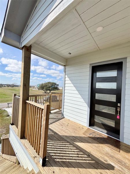Exterior details and patio area of a home in , Palacios (Image 24).