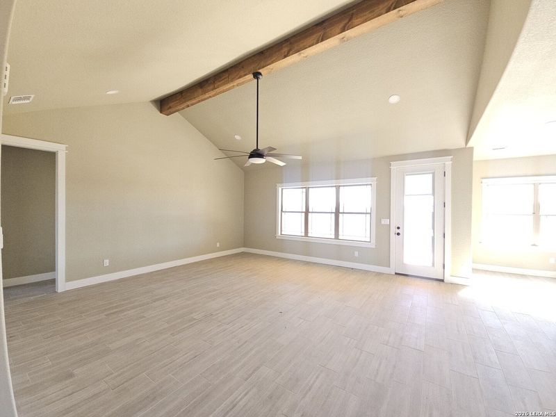 Spacious, unfurnished interior of a new home in , Bandera (Image 25).