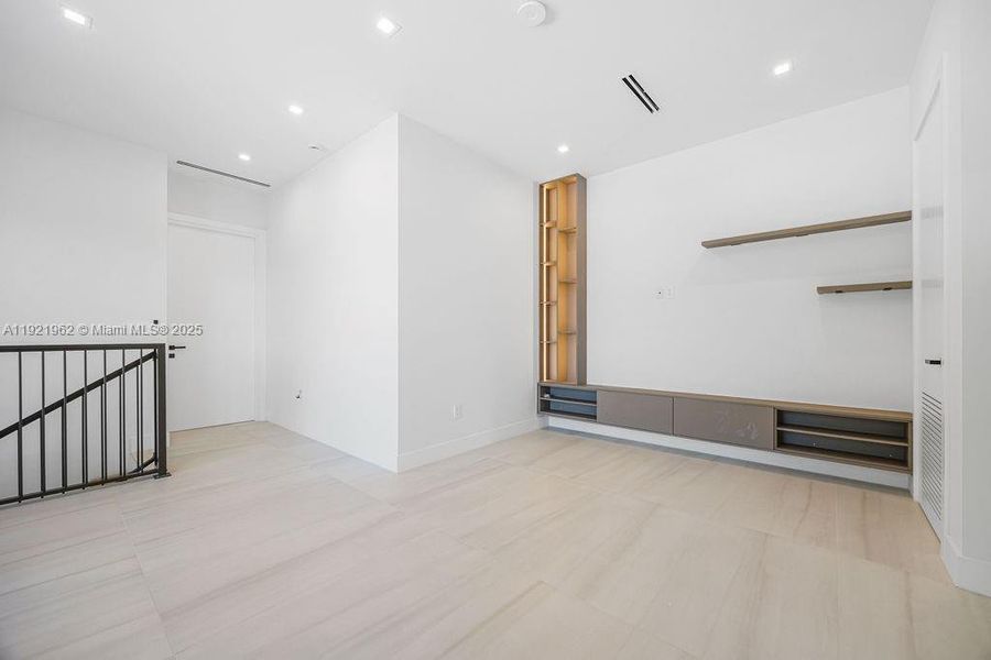 Spacious, unfurnished interior of a new home in , Fort Lauderdale (Image 27).