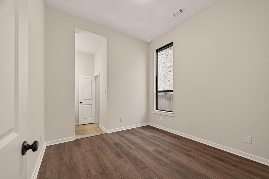 Middle bedroom with Jack-n-Jill bathroom.