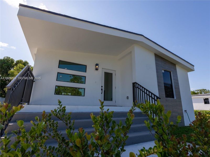 Exterior details and patio area of a home in , Pompano Beach (Image 20).