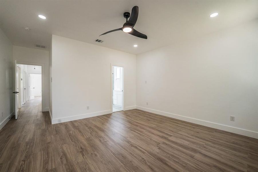 Spacious, unfurnished interior of a new home in , Sulphur Springs (Image 12).