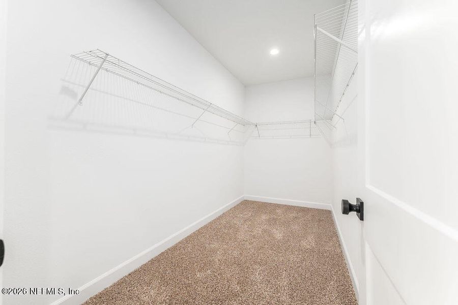 Spacious, unfurnished interior of a new home in , Middleburg (Image 10).