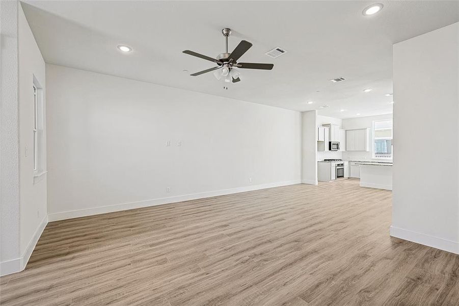 Spacious, unfurnished interior of a new home in Collin Creek, Plano (Image 17).