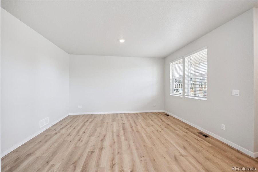 Spacious, unfurnished interior of a new home in Horizon Uptown, Aurora (Image 15).