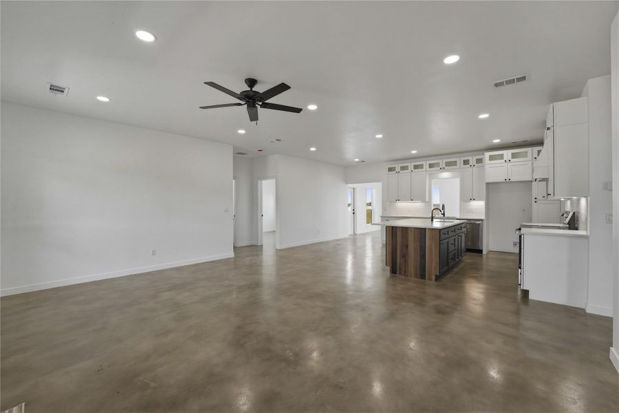 Spacious, unfurnished interior of a new home in , La Grange (Image 12).