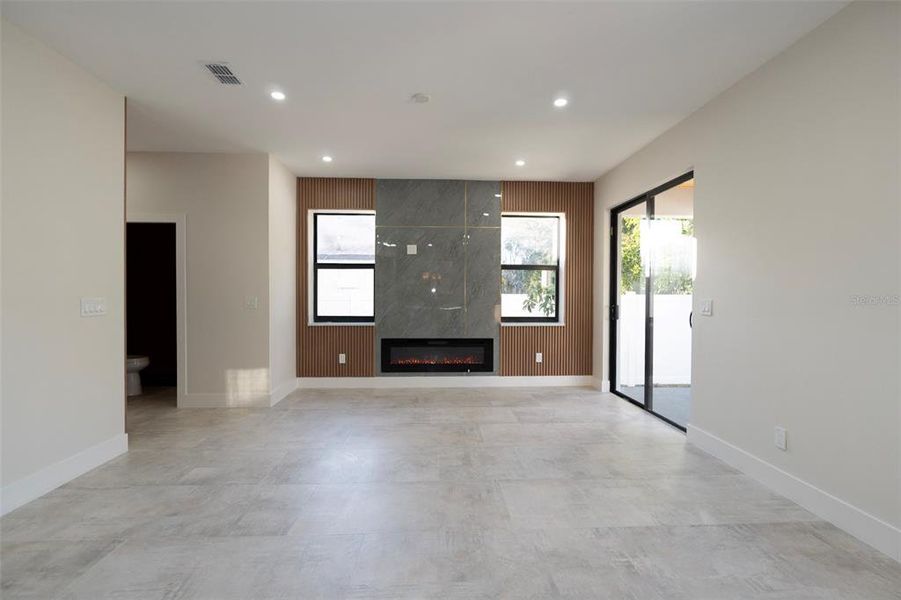 Spacious, unfurnished interior of a new home in , Tampa (Image 27).