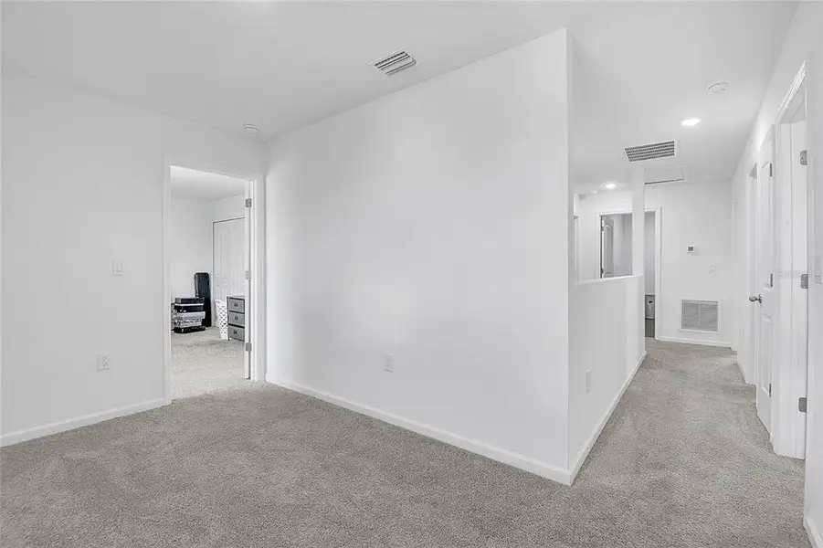 Spacious, unfurnished interior of a new home in , Kissimmee (Image 8).