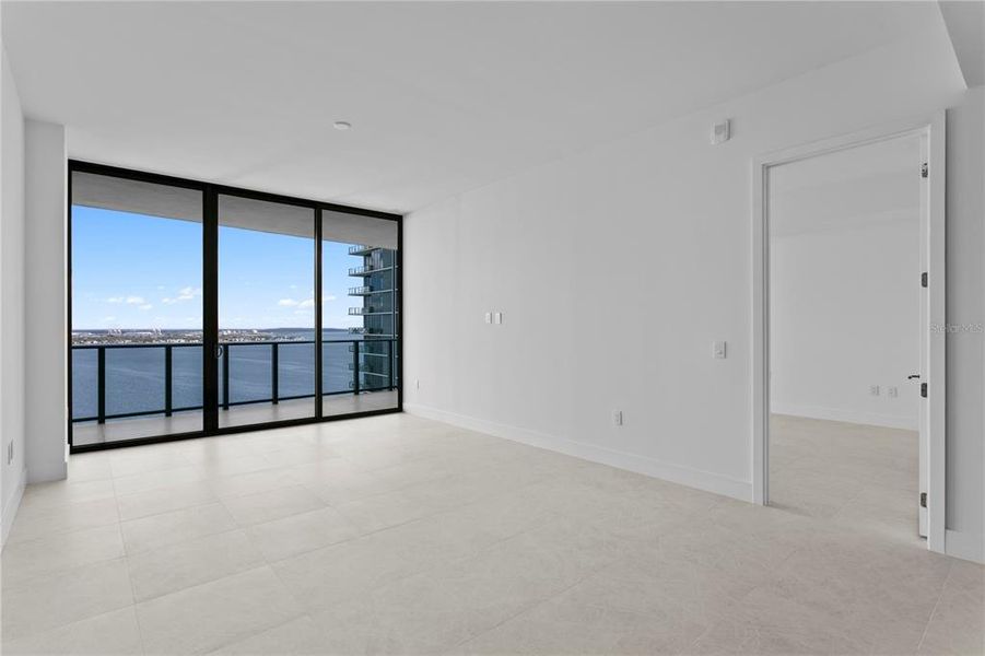 Spacious, unfurnished interior of a new home in , Tampa (Image 27).