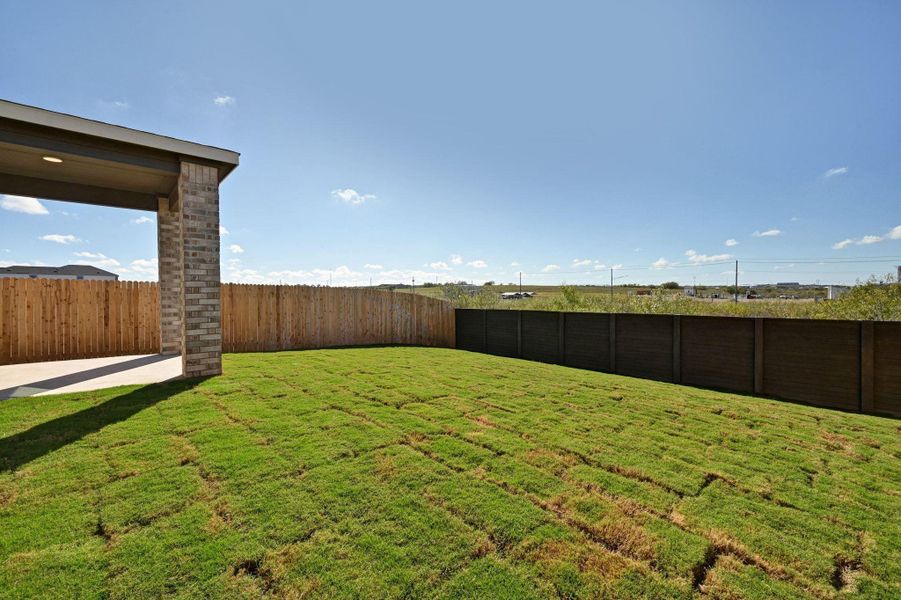 Exterior details and patio area of a home in Stoney Chase, Del Valle (Image 24).
