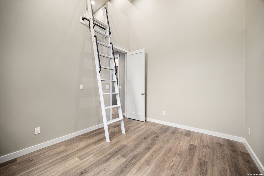 Spacious, unfurnished interior of a new home in , Canyon Lake (Image 26).