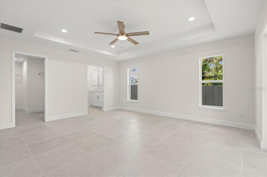 Spacious, unfurnished interior of a new home in , Englewood (Image 27).