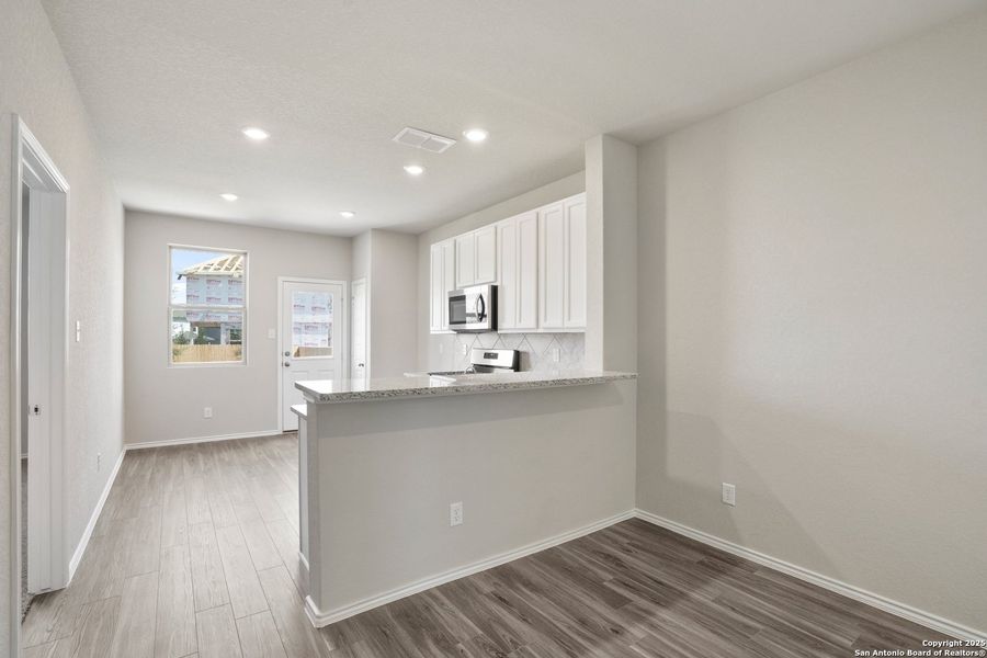 Spacious, unfurnished interior of a new home in Blue Ridge Ranch, San Antonio (Image 23).