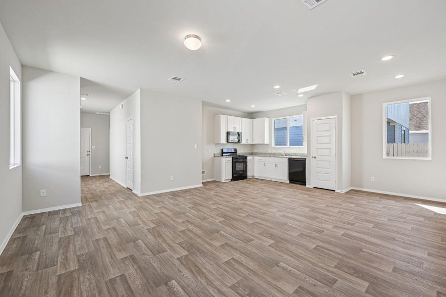 Spacious, unfurnished interior of a new home in Harvest Ridge, Elgin (Image 13).