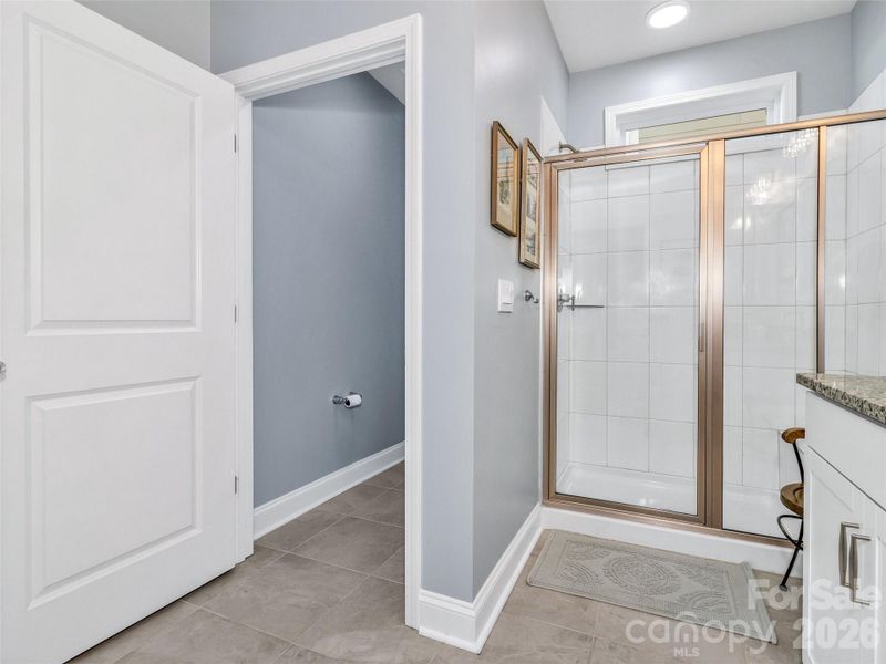 Water/toilet closet in primary bathroom.