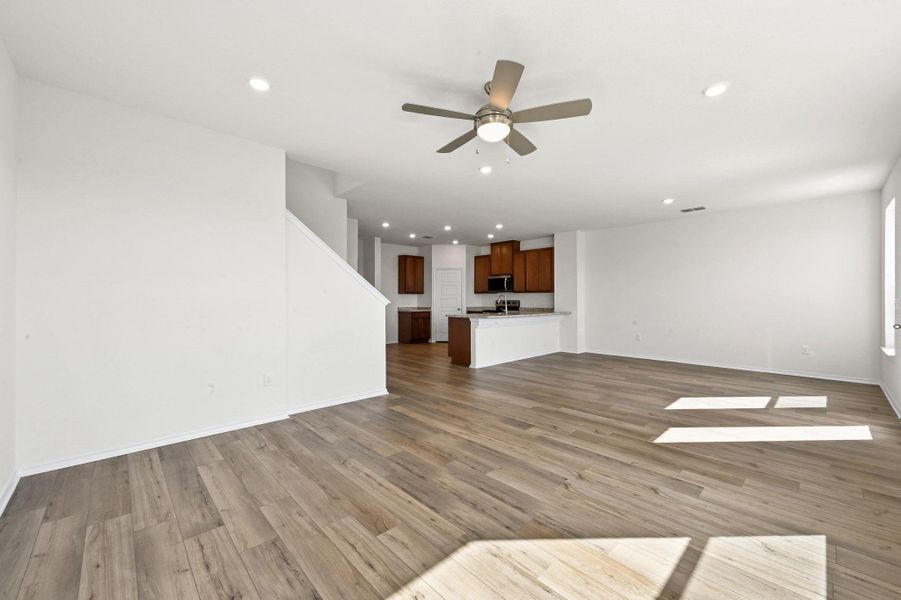 Spacious, unfurnished interior of a new home in Stoney Chase, Del Valle (Image 25).