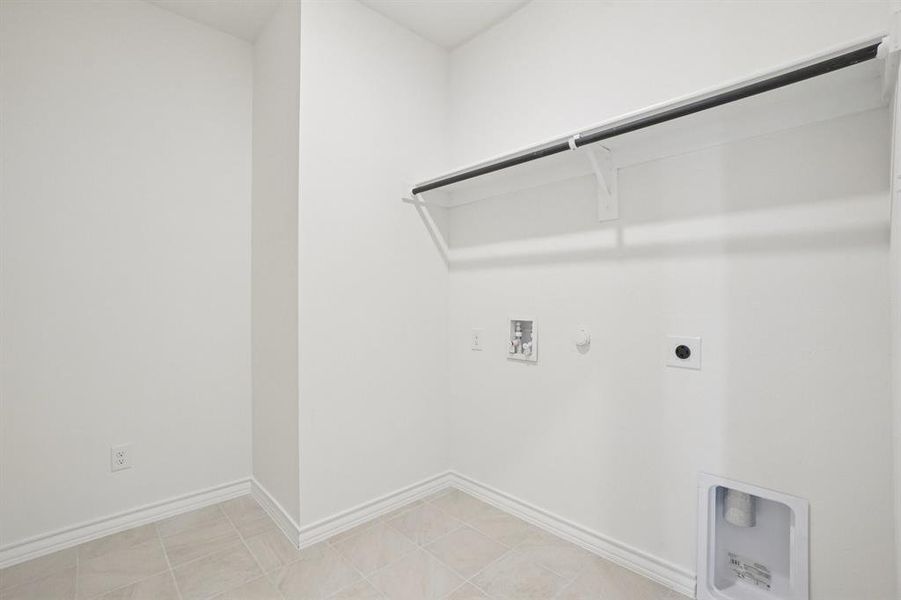 Spacious, unfurnished interior of a new home in Heartland Signature, Heartland (Image 18).