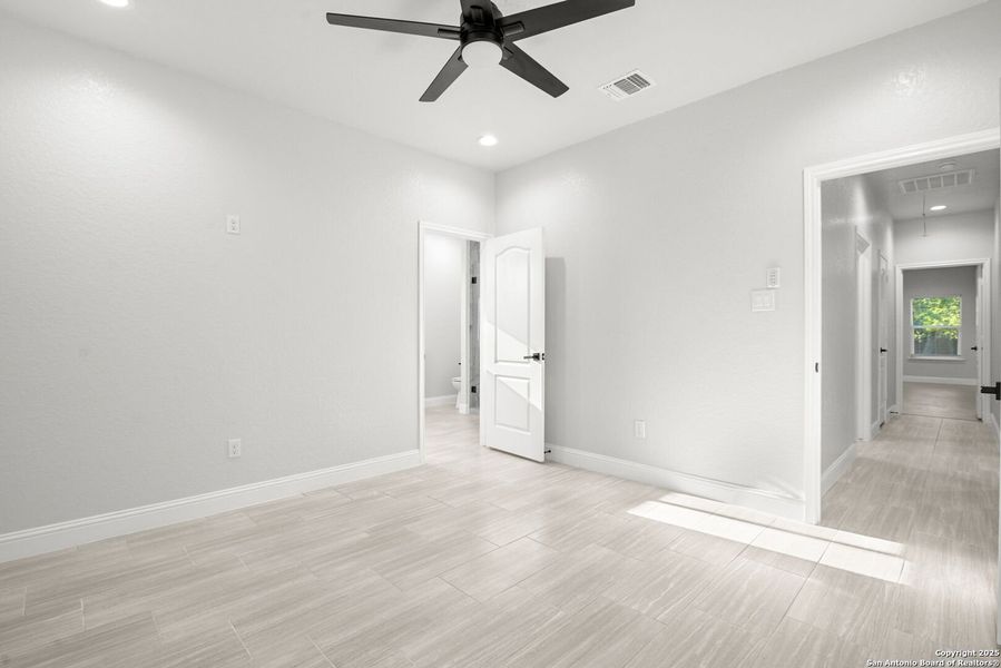 Spacious, unfurnished interior of a new home in , San Antonio (Image 31).