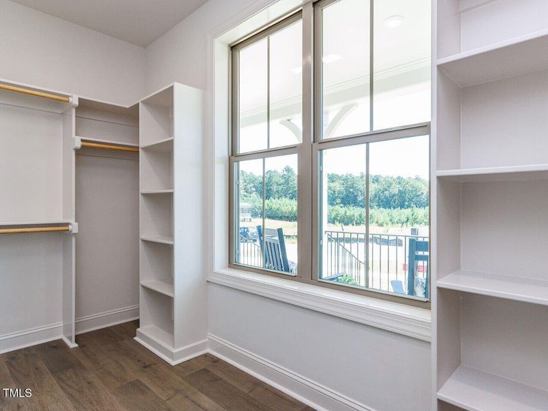 023-1280x960-primary-closet