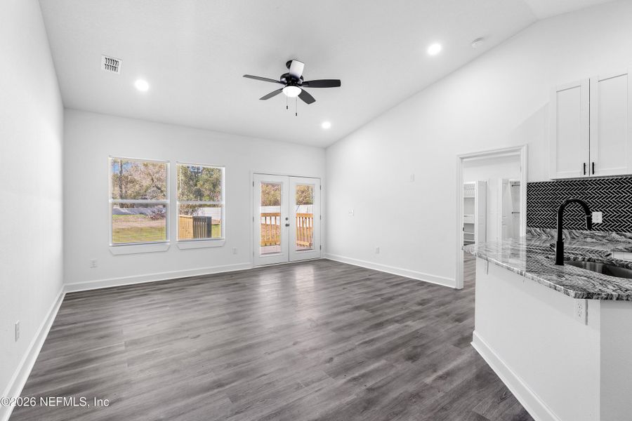 Spacious, unfurnished interior of a new home in , Jacksonville (Image 33).