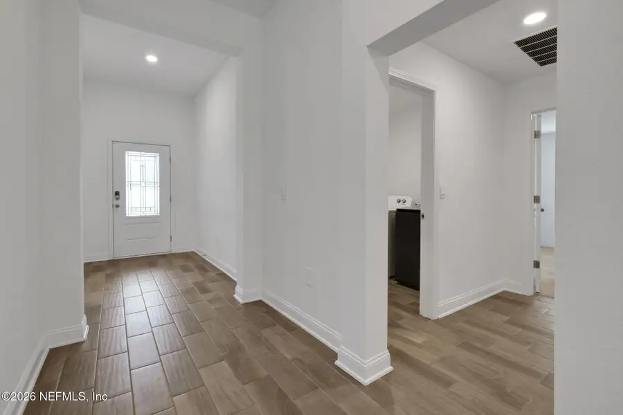 Spacious, unfurnished interior of a new home in Cross Creek, Green Cove Springs (Image 21).
