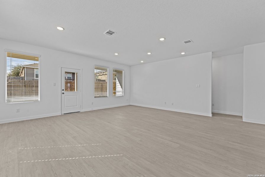 Spacious, unfurnished interior of a new home in Grace Valley, Cibolo (Image 28).