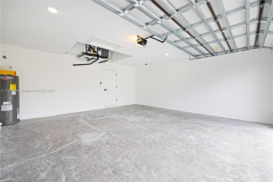 Spacious, unfurnished interior of a new home in , Lehigh Acres (Image 34).