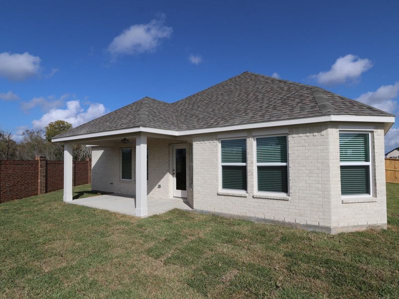 Exterior details and patio area of a home in Lago Mar, Santa Fe (Image 4). Exterior details and patio area of a home in Lago Mar, Santa Fe (Image 4).