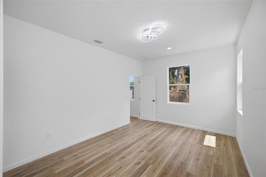 Spacious, unfurnished interior of a new home in , Tampa (Image 20).