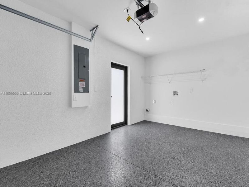 Spacious, unfurnished interior of a new home in , Lehigh Acres (Image 14).