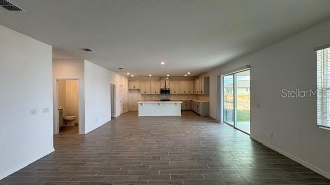 Spacious, unfurnished interior of a new home in Cypress Bluff, Groveland (Image 12).
