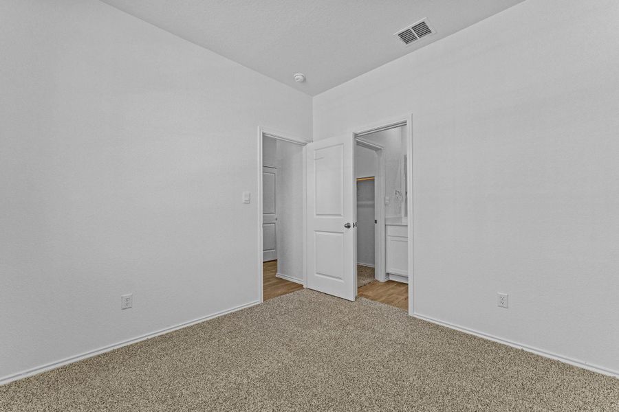 Spacious, unfurnished interior of a new home in Valverde, Bastrop (Image 33).