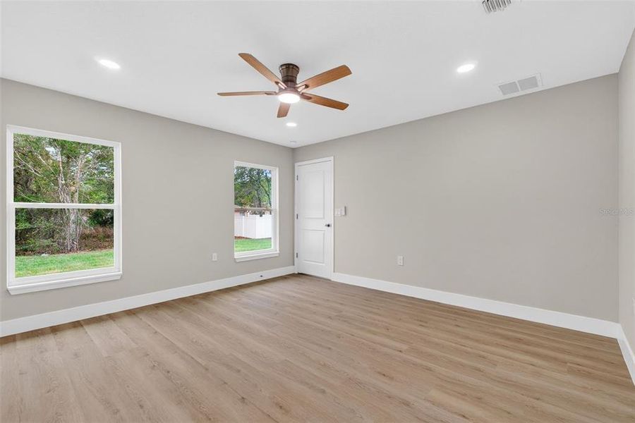 Spacious, unfurnished interior of a new home in , Orlando (Image 60).