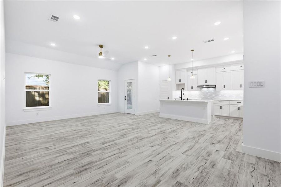 Spacious, unfurnished interior of a new home in , Gun Barrel City (Image 27).