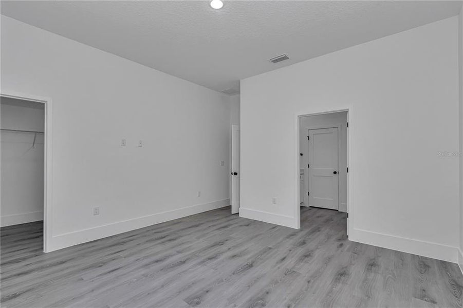 Spacious, unfurnished interior of a new home in , Dunnellon (Image 33).