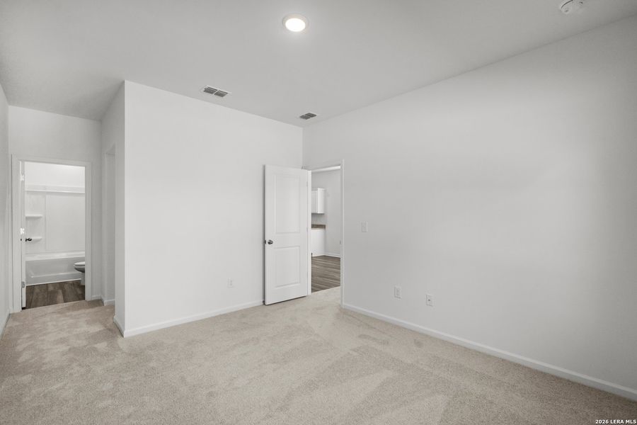 Spacious, unfurnished interior of a new home in Sutton Farms, San Antonio (Image 25).