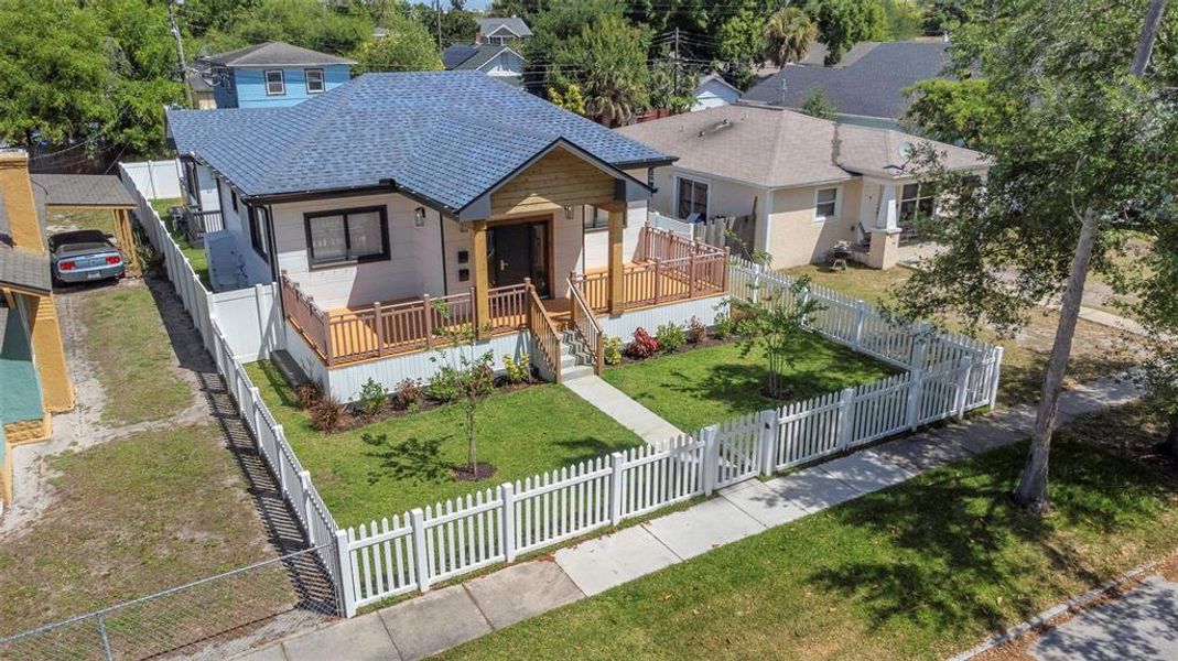 Exterior details and patio area of a home in , St. Petersburg (Image 35).