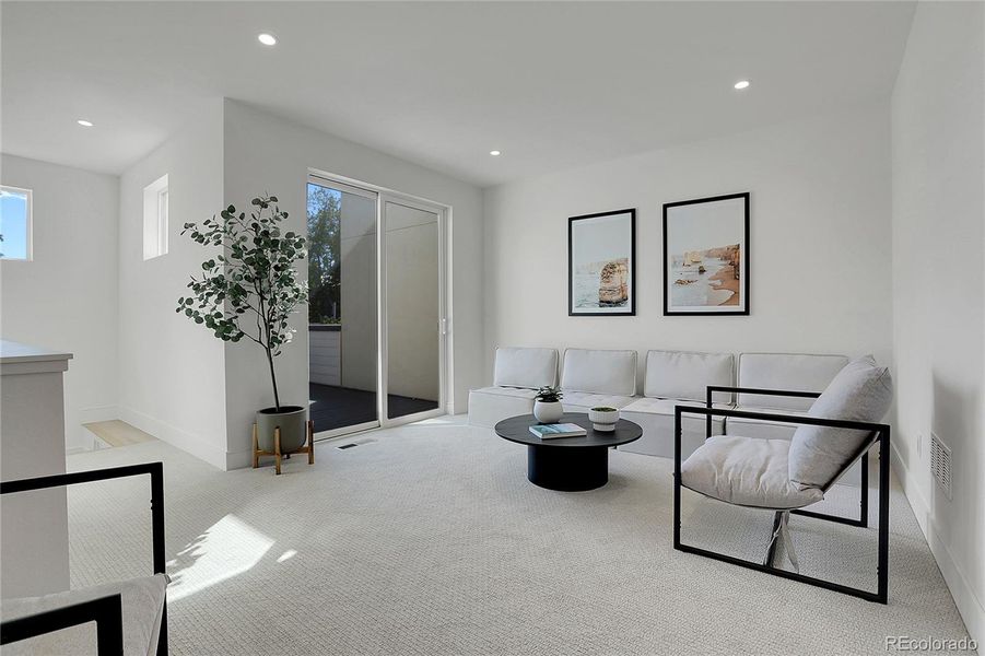 Spacious Loft Space with Rooftop Patio Access Spacious Loft Space with Rooftop Patio Access