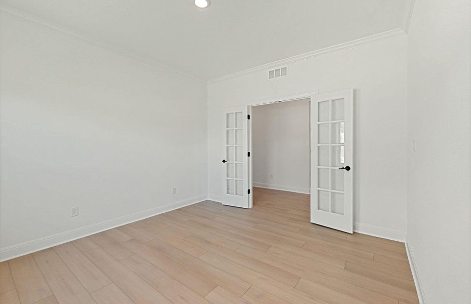Spacious, unfurnished interior of a new home in Crescent Bluff, Georgetown (Image 19).