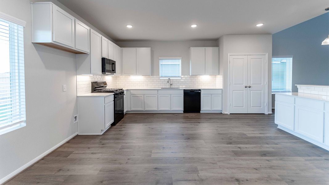 Spacious, unfurnished interior of a new home in Paramount, Kyle (Image 21).