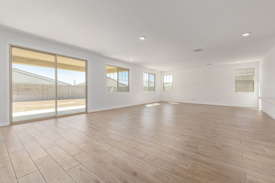Spacious, unfurnished interior of a new home in Las Ventanas, Goodyear (Image 10).