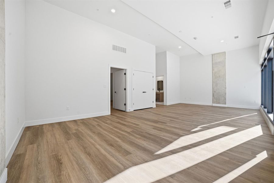 Spacious, unfurnished interior of a new home in Congress Lofts Saint Elmo, Austin (Image 10).