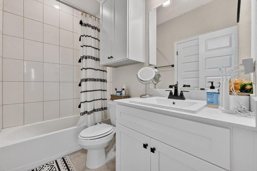 Furnished interior view inside a new home in Oaks of North Grove, Waxahachie (Image 34).