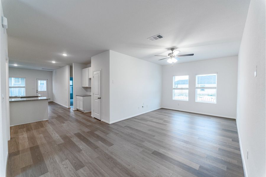 Spacious, unfurnished interior of a new home in Cool Water, Jarrell (Image 9).