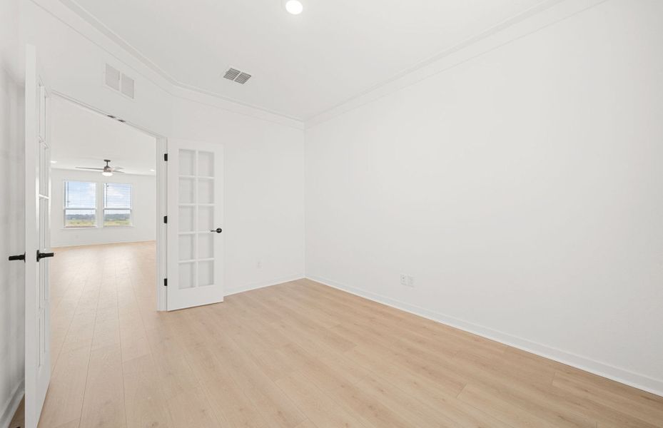 Spacious, unfurnished interior of a new home in Sunfield, Buda (Image 29).